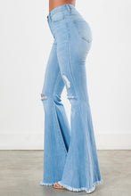 Load image into Gallery viewer, DISTRESSED FLARE JEANS
