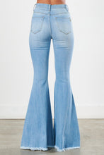 Load image into Gallery viewer, DISTRESSED FLARE JEANS
