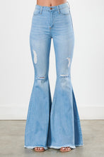 Load image into Gallery viewer, DISTRESSED FLARE JEANS
