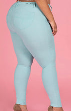 Load image into Gallery viewer, YMI Plus Size Hyper Twill WannaBettaButt Jeans
